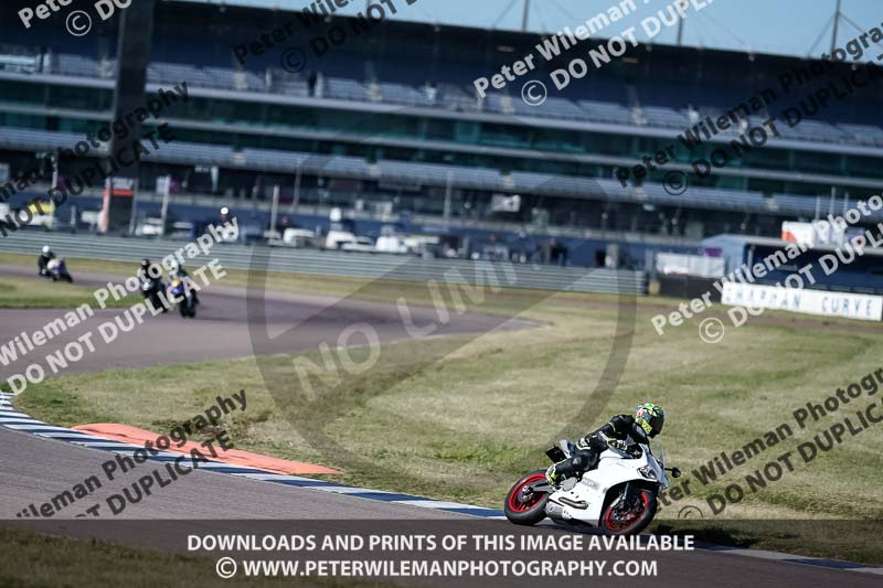 Rockingham no limits trackday;enduro digital images;event digital images;eventdigitalimages;no limits trackdays;peter wileman photography;racing digital images;rockingham raceway northamptonshire;rockingham trackday photographs;trackday digital images;trackday photos